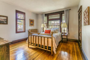 Cottage in the City - Historic Charm, Modern Touch